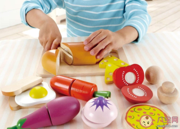 孩子喜欢抢别人玩具怎么办 孩子喜欢抢东西正常吗