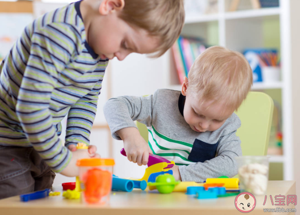 孩子喜欢抢别人玩具怎么办 孩子喜欢抢东西正常吗