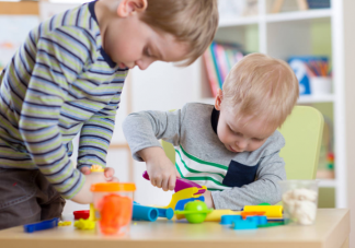 孩子喜欢抢别人玩具怎么办 孩子喜欢抢东西正常吗