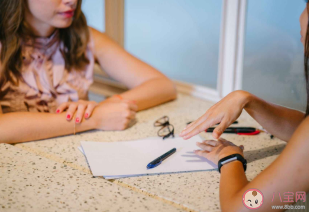 极度自卑的妈妈可以培养出阳光的孩子吗 如何提升自我价值感