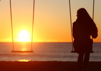 极度自卑的妈妈可以培养出阳光的孩子吗 如何提升自我价值感