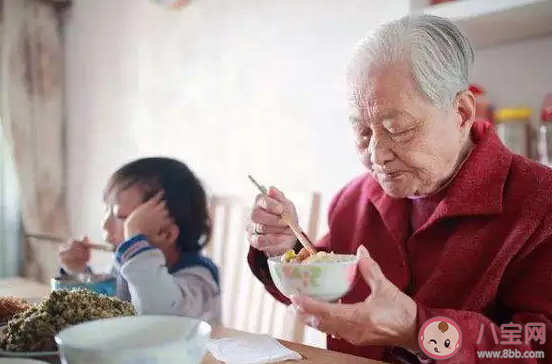 你愿意被孩子啃老吗 怎样看待孩子啃老 你愿意被孩子啃老吗 怎样看待孩子啃老