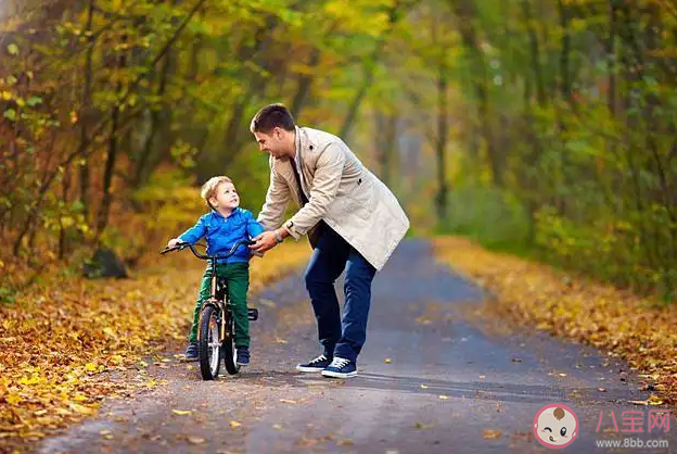生活中父亲带娃有什么优缺点 父亲带娃优点和缺点分别是什么 生活中父亲带娃有什么优缺点 父亲带娃优点和缺点分别是什么