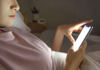 半夜玩手机应该开灯还是关灯 晚上玩手机开夜间模式有用吗