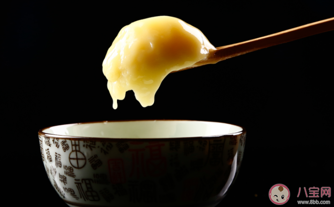 蜂蜜颜色深好还是浅好 蜂蜜和蜂王浆有什么不同 蜂蜜颜色深好还是浅好 蜂蜜和蜂王浆有什么不同