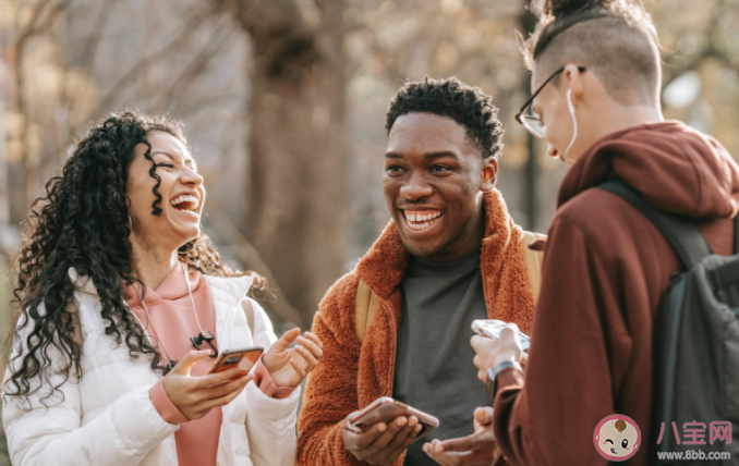 伪装合群是成年人的必备技能吗 合群应该是为了什么 伪装合群是成年人的必备技能吗 合群应该是为了什么