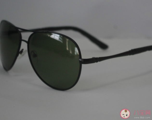 太阳镜颜色越深越能保护眼睛吗 感光变色太阳镜会对眼睛有影响吗 太阳镜颜色越深越能保护眼睛吗 感光变色太阳镜会对眼睛有影响吗