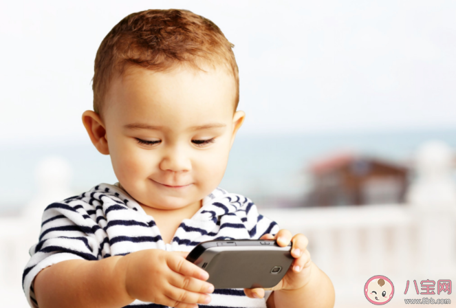 宝宝为什么总爱抢手机 宝宝总抢手机怎么办