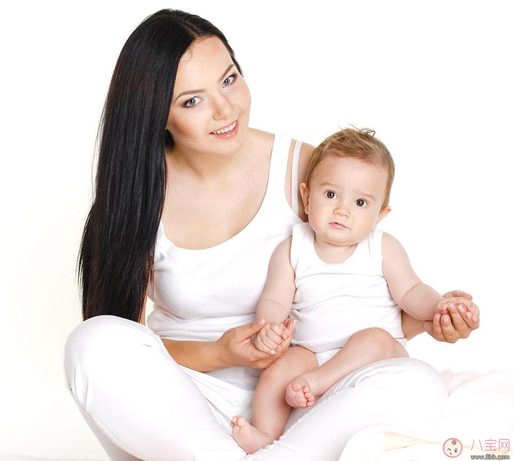 新生儿该怎么抱 外出如何正确抱娃