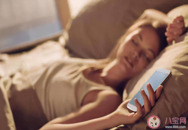 睡前葛优躺玩手机有什么健康隐患 如何才能健康的玩手机
