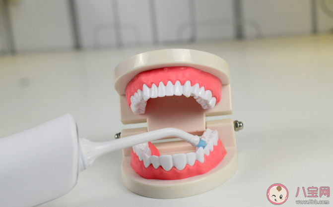 初次使用冲牙器出血后正常吗 冲牙器的正确使用方法 初次使用冲牙器出血后正常吗 冲牙器的正确使用方法