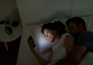 睡前葛优躺玩手机有什么健康隐患 如何才能健康的玩手机