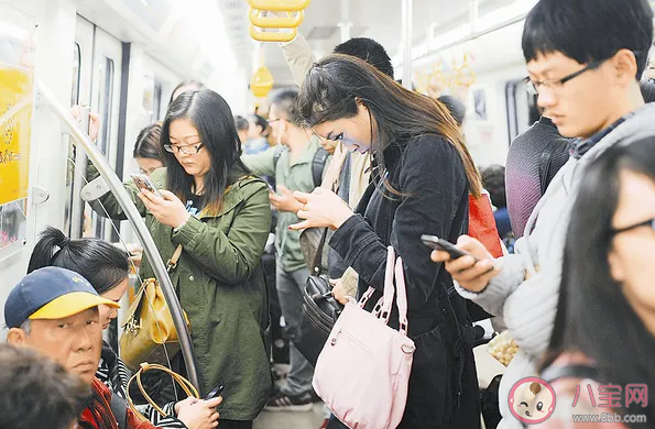 长期做低头族会影响颜值 怎样摆脱低头族 长期做低头族会影响颜值 怎样摆脱低头族