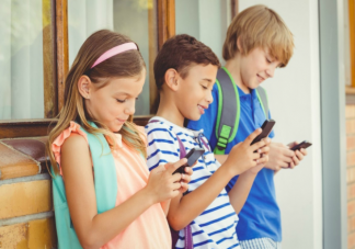 孩子玩游戏乱充钱能不能退回 如何看待未成年人游戏充值问题