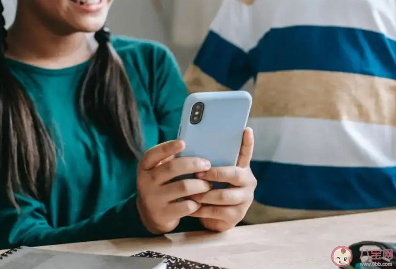 家长应该偷偷看孩子手机吗 要不要偷看孩子手机 家长应该偷偷看孩子手机吗 要不要偷看孩子手机