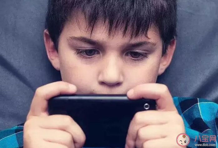 家长应该偷偷看孩子手机吗 要不要偷看孩子手机 家长应该偷偷看孩子手机吗 要不要偷看孩子手机