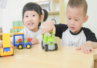 2岁的孩子送全托班会造成心理伤害吗 如何选择合适自己宝宝的托育机构