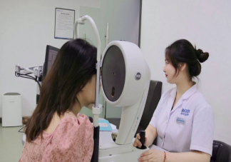 近视手术要花费多少钱 近视手术如何防止眨眼眼球转动