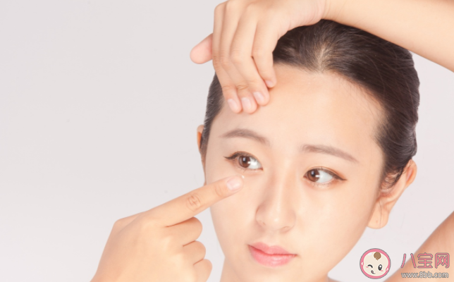 为什么早晨刚醒时很容易眼干 如何给眼睛补水