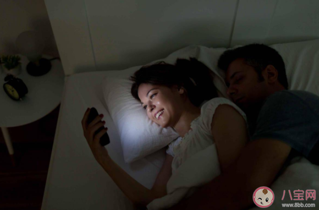 常常关灯看手机会瞎吗 关灯玩手机有哪些后遗症 常常关灯看手机会瞎吗 关灯玩手机有哪些后遗症