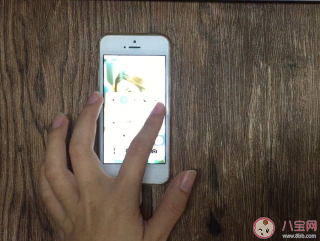 常常关灯看手机会瞎吗 关灯玩手机有哪些后遗症 常常关灯看手机会瞎吗 关灯玩手机有哪些后遗症