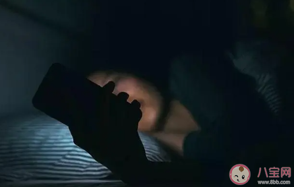 睡前玩手机能缓解抑郁情绪吗 睡前玩多久手机合适 睡前玩手机能缓解抑郁情绪吗 睡前玩多久手机合适