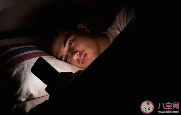 睡前玩手机能缓解抑郁情绪吗 睡前玩多久手机合适 睡前玩手机能缓解抑郁情绪吗 睡前玩多久手机合适