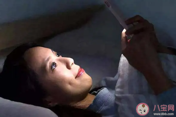 睡前玩手机能缓解抑郁情绪吗 睡前玩多久手机合适 睡前玩手机能缓解抑郁情绪吗 睡前玩多久手机合适