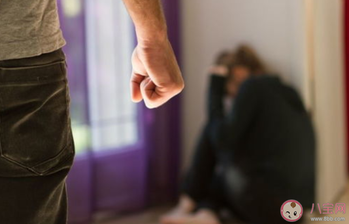 面对施暴我们该怎么办 旁观者要见义勇为吗 面对施暴我们该怎么办 旁观者要见义勇为吗