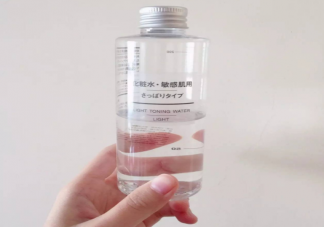 化妆水直接上脸好吗 不同化妆水对皮肤的作用