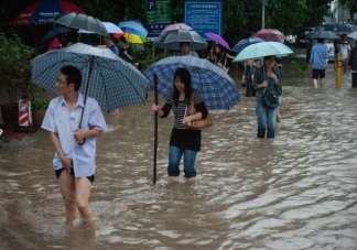 下雨蹚水容易出现什么皮肤问题 关于蹚水这些你要知道