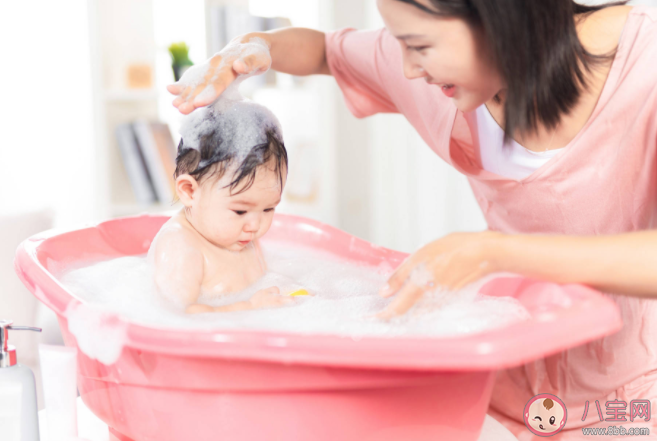 孩子多大异性父母不能帮忙洗澡 孩子有哪些表现应停止帮忙