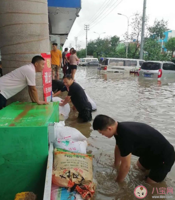 普通人如何在一场暴雨中自救 暴雨时的驾车自救办法