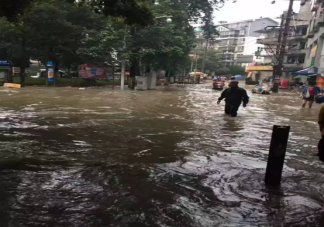 普通人如何在一场暴雨中自救 暴雨时的驾车自救办法