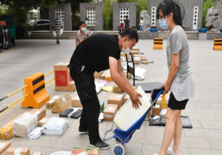 快递不送上门为何成潜规则 送货上门合理吗