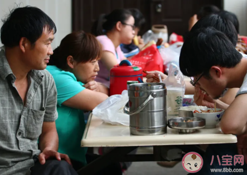 在学校家长送饭很丢人吗 怎样看待家长给孩子送饭