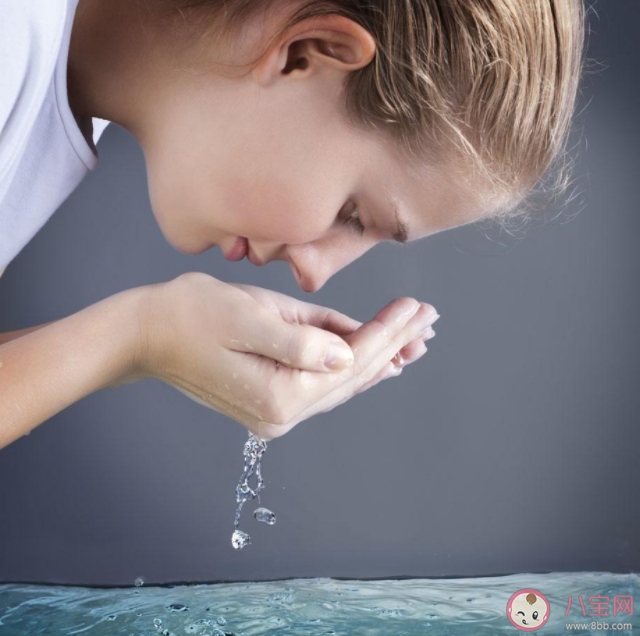 坚持用清水洗脸皮肤会更好吗 什么情况下可以清水洗脸