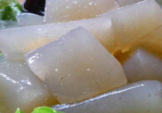 为什么魔芋丝是白色的魔芋块是黑色的 魔芋为什么不能直接吃