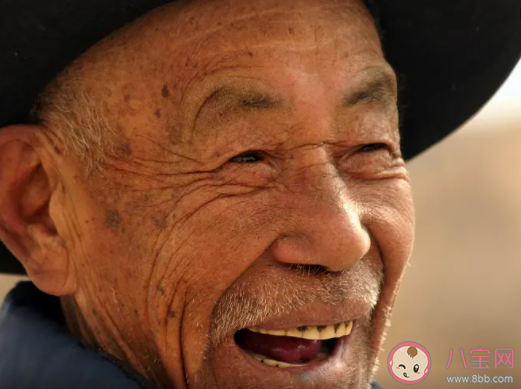 该不该主动提出给老人拍遗照 你会提前给家里的老人拍摄遗照吗 该不该主动提出给老人拍遗照 你会提前给家里的老人拍摄遗照吗