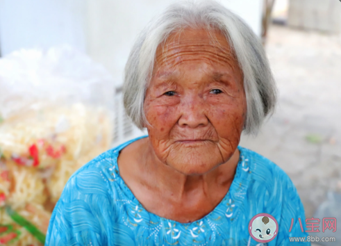 该不该主动提出给老人拍遗照 你会提前给家里的老人拍摄遗照吗 该不该主动提出给老人拍遗照 你会提前给家里的老人拍摄遗照吗