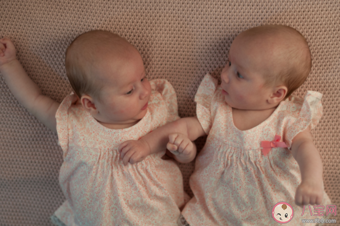 双胞胎喜欢打架怎么办 双胞胎之间有冲突家长怎么做