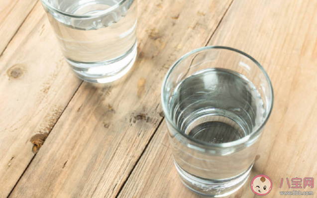 晨起一杯水应该怎么喝 蜂蜜水真的能润肠通便吗 晨起一杯水应该怎么喝 蜂蜜水真的能润肠通便吗