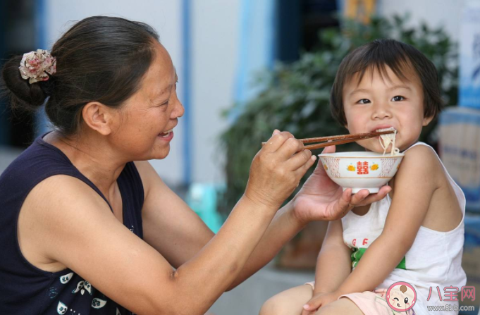 为什么孩子总是要追着喂饭 孩子总是要喂饭怎么办