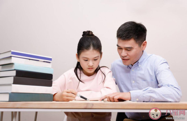 孩子写作业必须要陪吗 帮助孩子独立写作业的方法