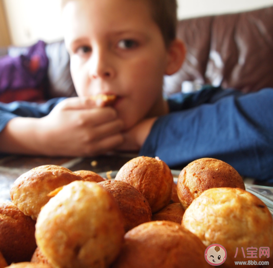 孩子睡前饥饿怎么办 孩子睡前吃什么影响长高