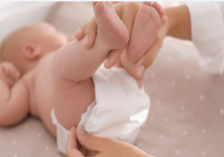 新生儿小便次数多少正常 怎样通过尿液判断宝宝健康状况