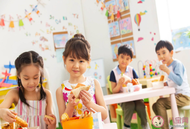 刚入幼儿园宝宝会经历哪些阶段 怎么轻松让孩子适应幼儿园生活