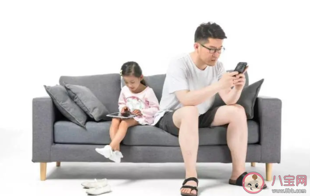 孩子想玩手机到底给不给 为什么孩子爱玩手机