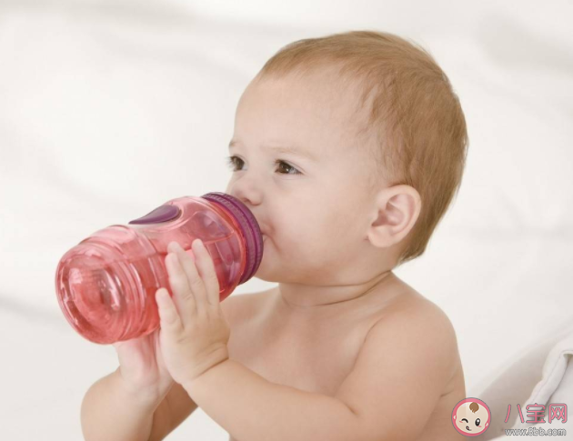 奶瓶依赖对宝宝有什么不良影响 怎么给宝宝戒奶瓶