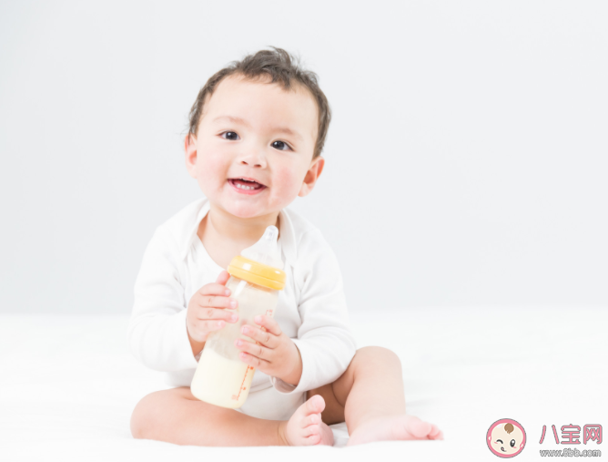 奶瓶依赖对宝宝有什么不良影响 怎么给宝宝戒奶瓶